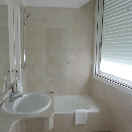 洪克拉酒店 3* 比戈