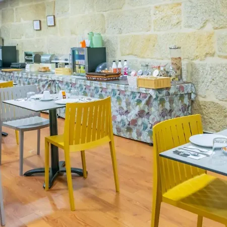 洪克拉酒店 3* 比戈